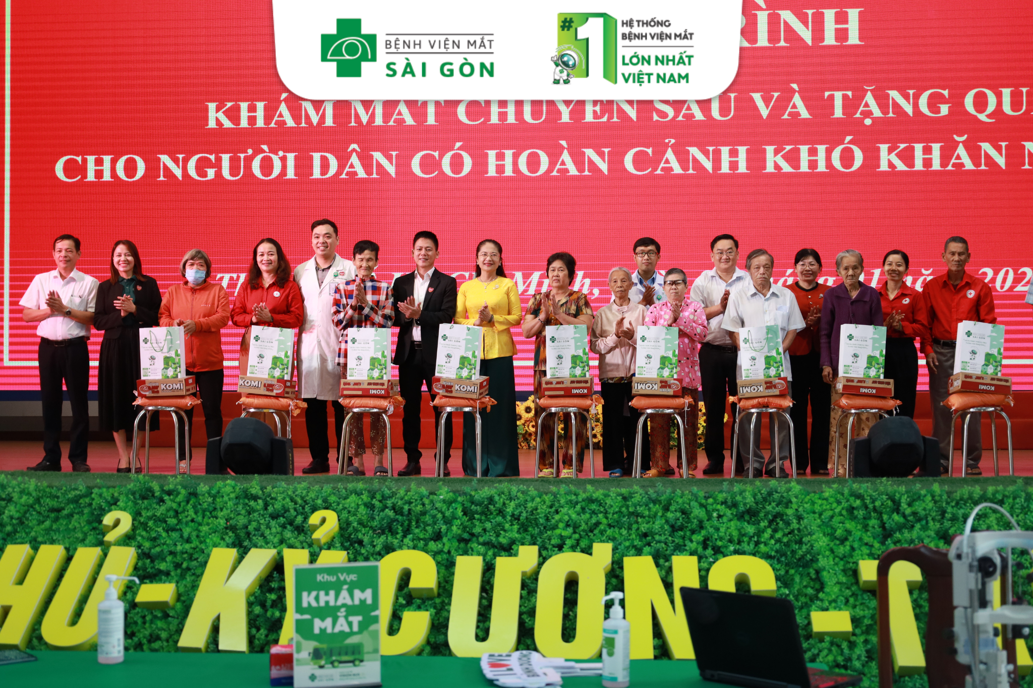 Trao tặng 1100 phan qua Tết